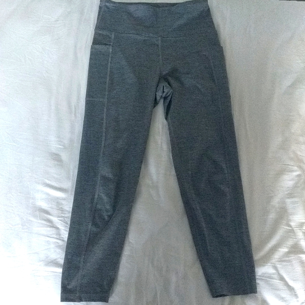 Grey athletic leggings with pockets
